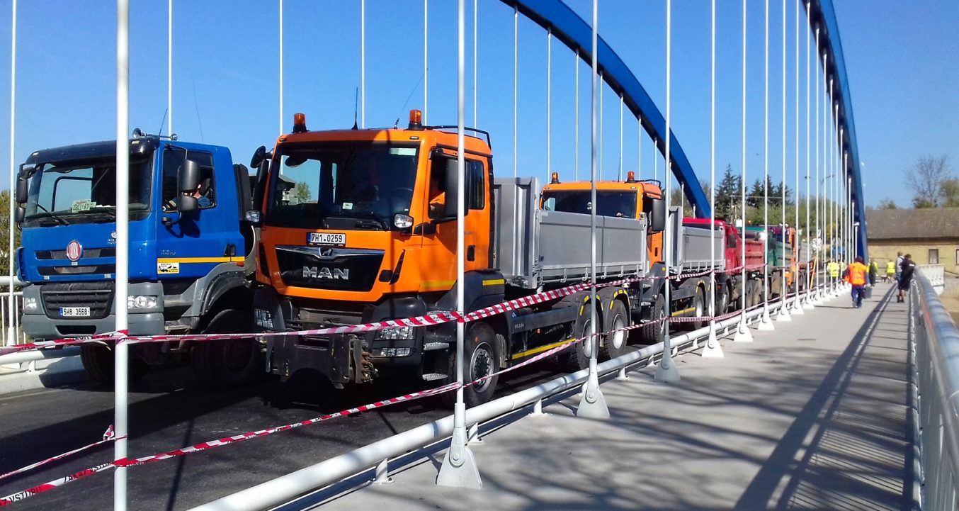 Zatěžkávací zkouška nového mostu ve Svinarech