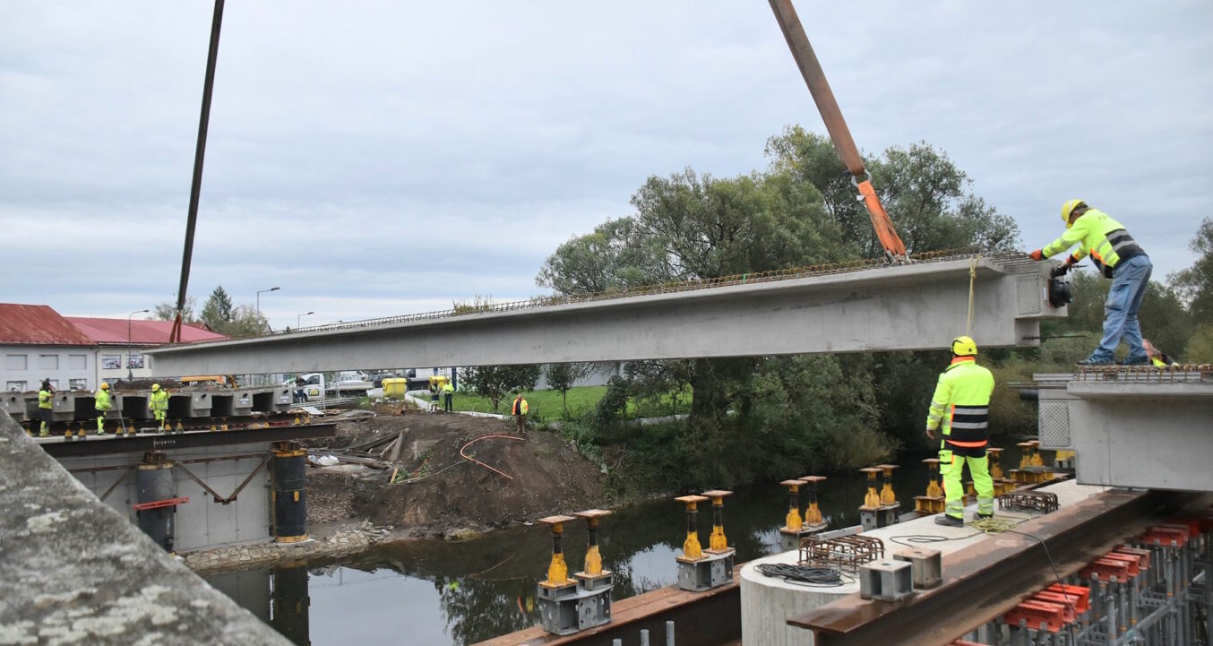 Fotogalerie z ukládání mostních nosníků